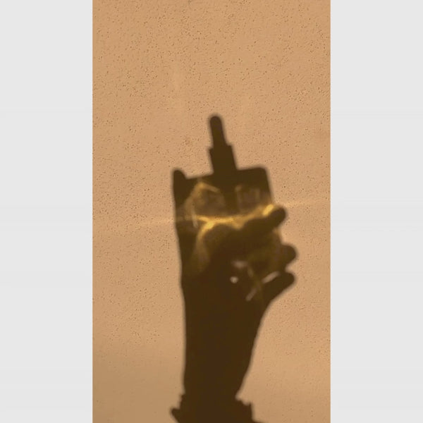 moncho moreno, web oficial de moncho moreno, shine on me, serum, a base de aceites naturales, hidrata, suaviza, sella la humedad, reduce el frizz, acabado brillante, acabado saludable, Devuelve la luminosidad natural, Fortalece el cabello y nutre, devuelve el brillo natural al cabello, protege el cabello de daños causados por los radicales libres y la exposición al sol o la contaminación